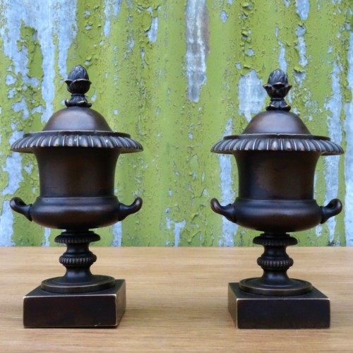 Bronze urns (1)