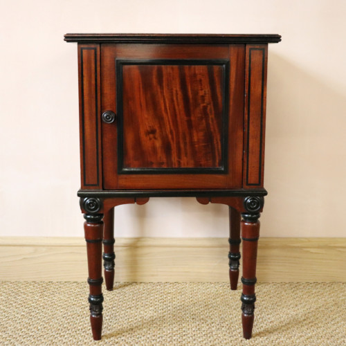 Bullock Bedside Table (1)