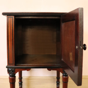 Bullock Bedside Table (13)