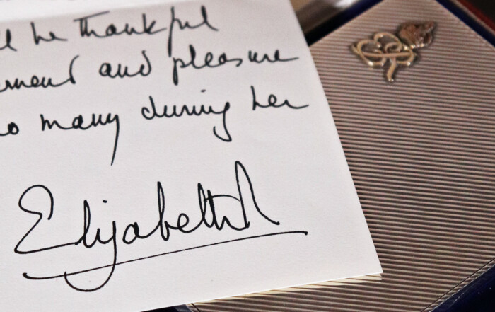The Queen Mother’s Notelet Case (24)